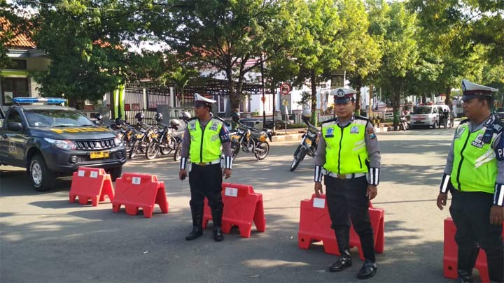 Sejumlah petugas tampak disiagakan di sekitar kantor KPU Tuban.