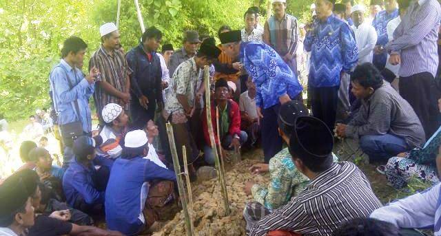 Bupati saat melayat penguburan anggota dewan Sampang Moh. Syafiuddin yang kecelakaan mobil. foto: Bahri/BangsaOnline.com