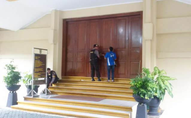 Personel Brimob mengamankan kantor Pemkab Klaten saat dilakukan penggeledahan oleh KPK.