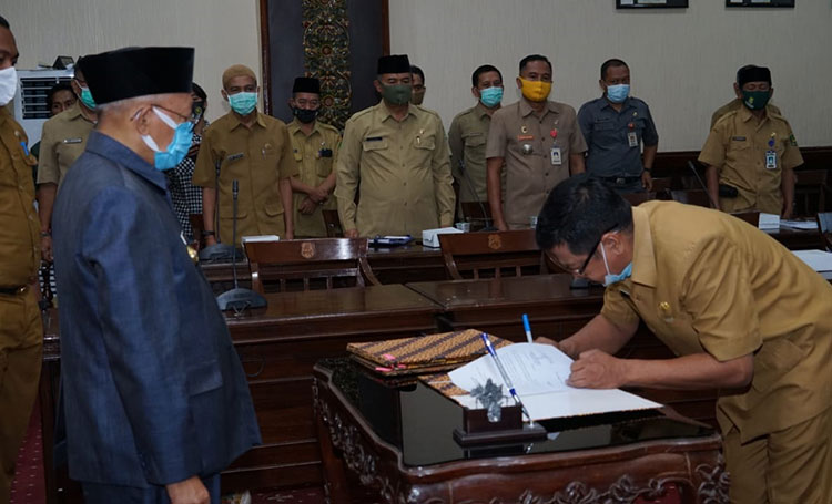 Pimpinan OPD lakukan perjanjian kinerja bersama bupati. (foto: ist)