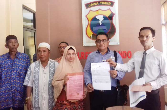 Agen First Travel di Kabupaten Situbondo, Diah Sevi Yuliana didampingi dua kuasa hukumnya saat melapor ke Polres Situbondo.