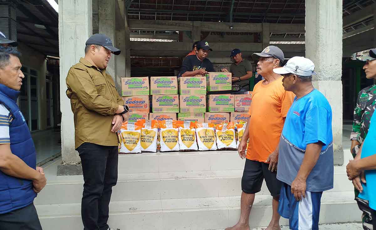 Kapolres Jombang saat menyalurkan bantuan ke warga terdampak banjir.