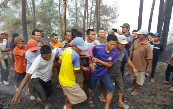 TAMBAH KORBAN: Salah seorang korban tewas digotong warga. foto: zainal abidin/BANGSAONLINE