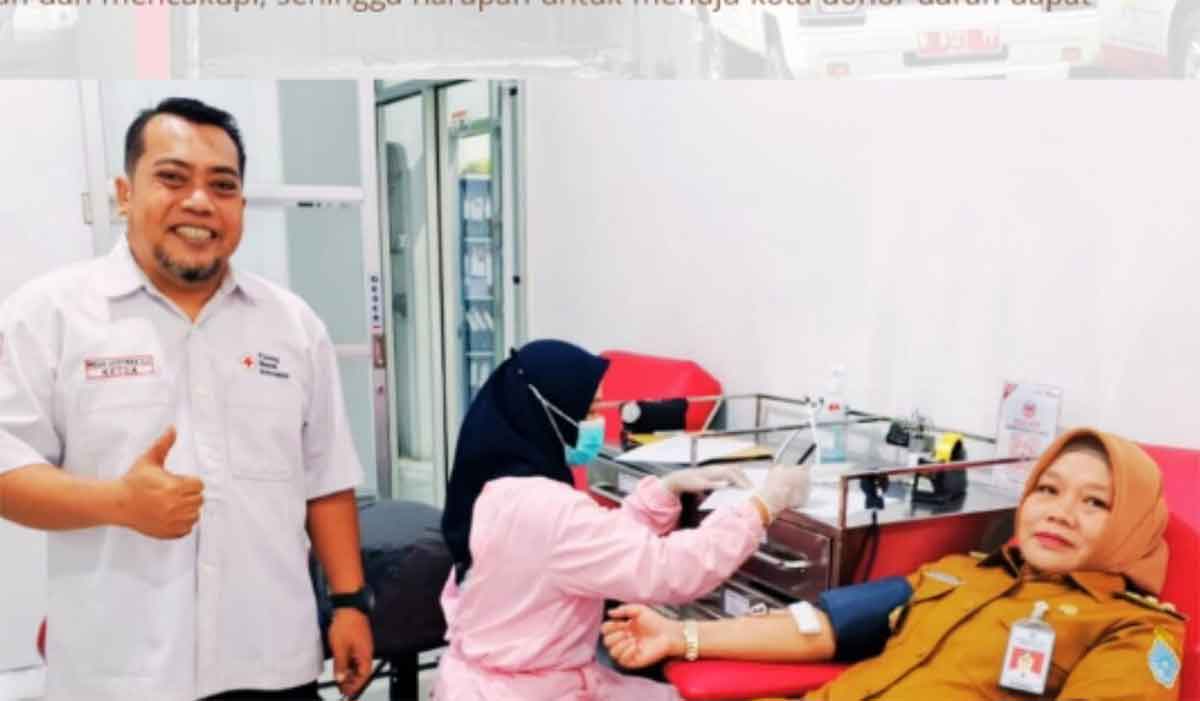 Wakil Wali Kota Probolinggo saat ikut donor darah.
