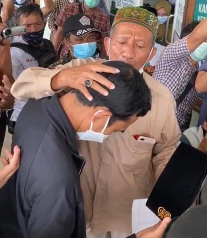 KH Agoes Ali Masyhuri (Gus Ali) saat menyuwuk Ustad Abdul Somad (UAS) di kantor PWNU Jawa Timur di Surabaya. foto: ist