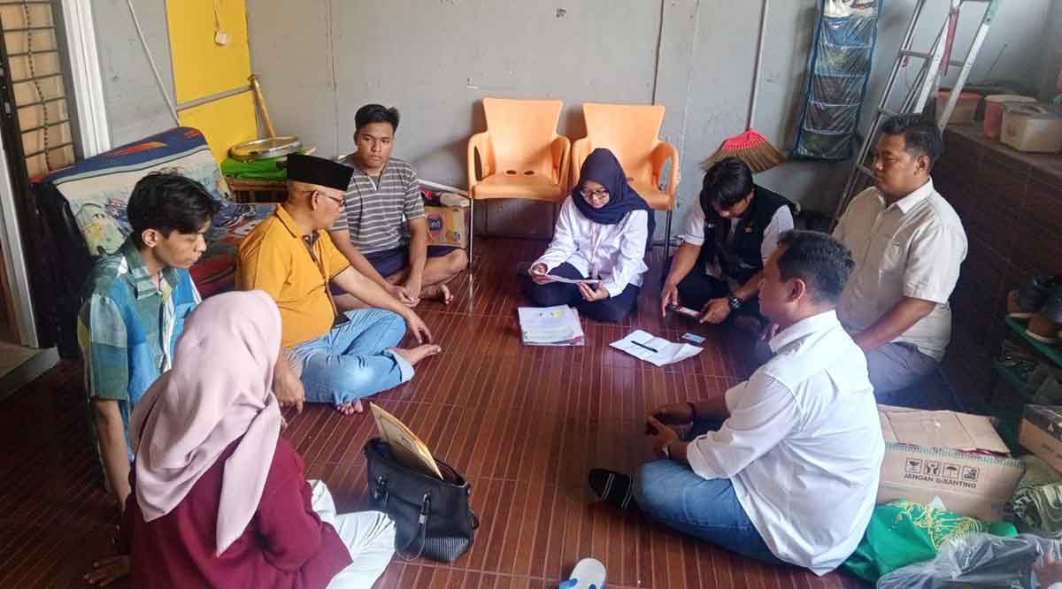 Tim Kemensos saat didampingi petugas dari Dinsos Gresik dan pengurus RT Perumahan Grand Gresik  Harmoni saat  mendatangi rumah  kontrakan anak terlantar. Foto: Ist