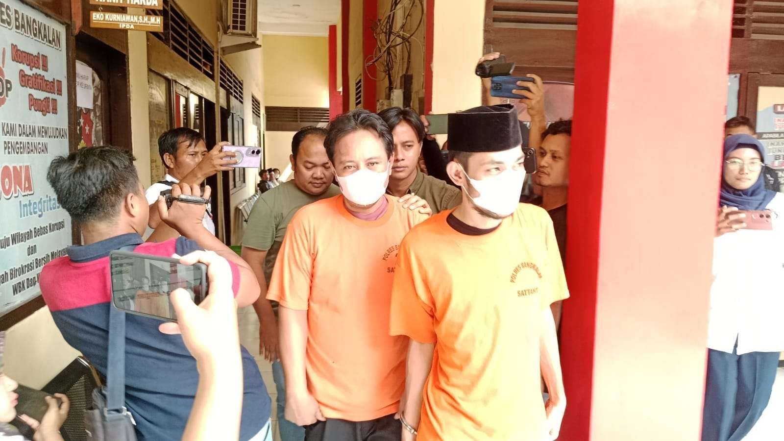 Oknum ASN dan THL saat berada di Mapolres Bangkalan