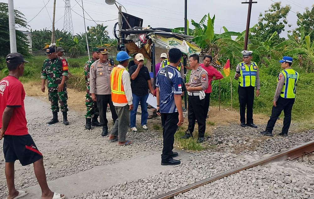 Petugas melakukan olah TKP di pos jaga lintasan (PJL) 264 KM 165+2/3 Kecamatan Babat, Lamongan.