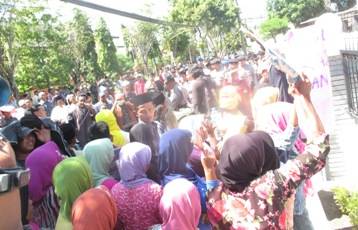 Puluhan warga Kecamatan Guluk-guluk saat demo di depan kantor DPRD Sumenep. (foto: faisal/BANGSAONLINE)