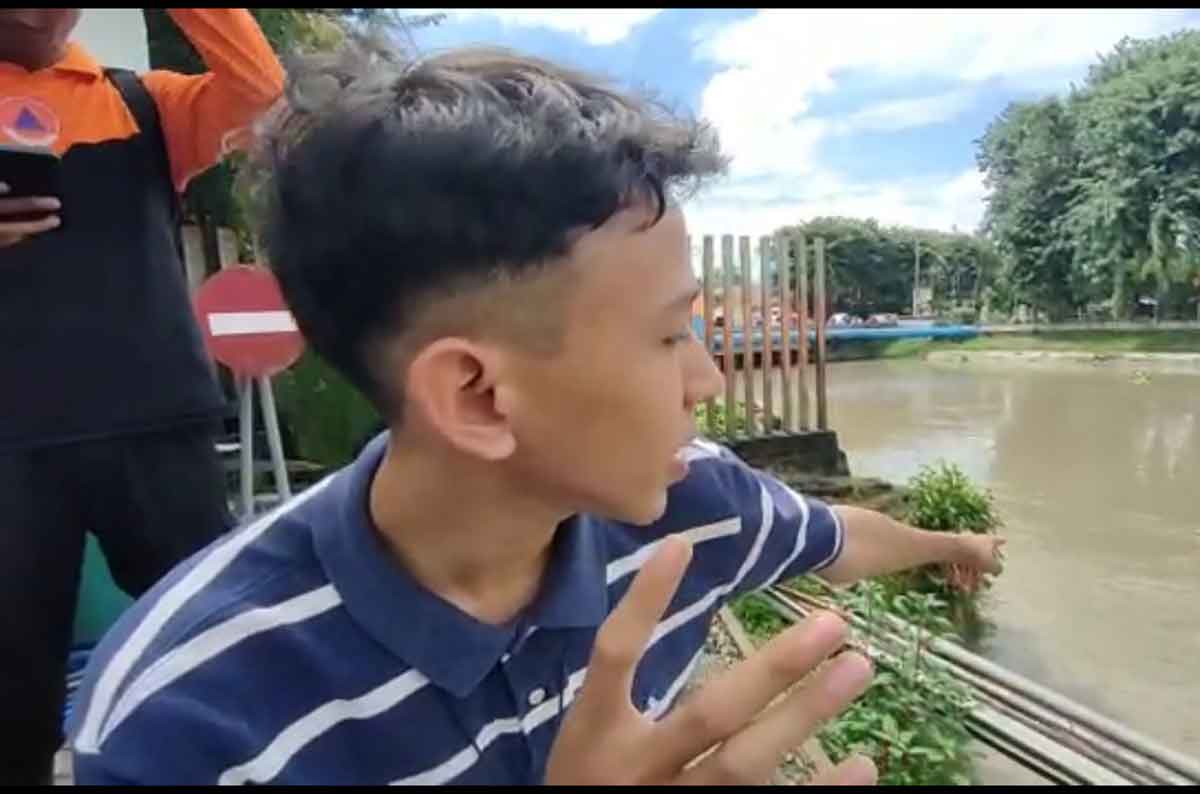 Saksi mata yang melihat korban tenggelam di Kali Jagir, Surabaya, Minggu (19/2/2023)