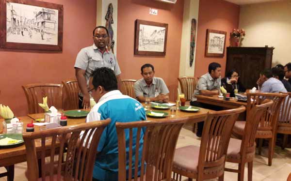 Kabiro Personalia PT SI, Halim Alfatah ketika memberikan keterangan pers. foto: syuhud/BANGSAONLINE