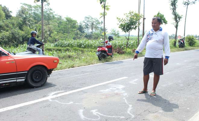 Salah seorang warga menunjukan lokasi kejadian kecelakaan maut tersebut. foto: TRI SUSANTO/ BANGSAONLINE