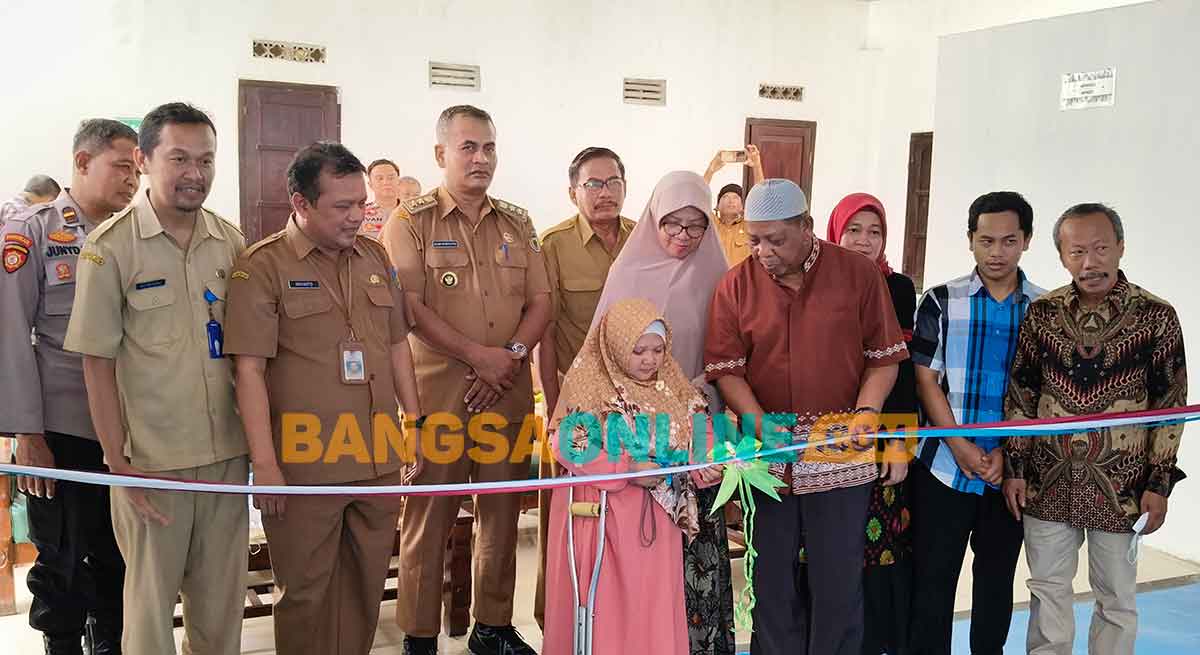 Septa Widiastuti (pakai Krek) didampingi oleh Kepala Dinsos Kabupaten Kediri, Ariyanto, dan perwakilan Forkompincam Puncu saat memotong pita. Foto: MUJI HARJITA/BANGSAONLINE