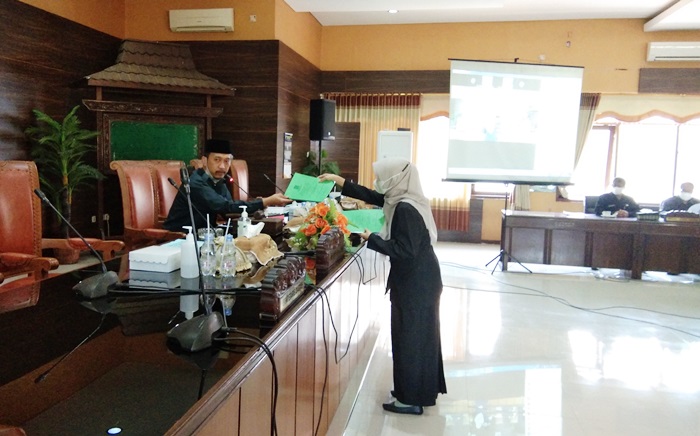 Wakil Ketua II DPRD Nganjuk Raditya Harya Yuangga memimpin rapat paripurna secara virtual di Ruang Rapat Paripurna. foto: BAMBANG/ BANGSAONLINE
