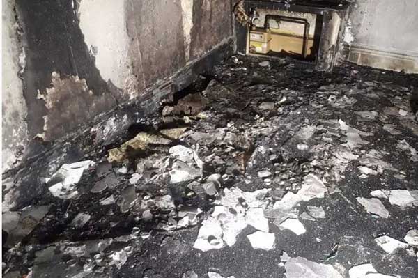 Sisa-sisa patah flat pria itu setelah ia meninggalkan lilin tanpa pengawasan (Gambar: South Yorkshire Fire)