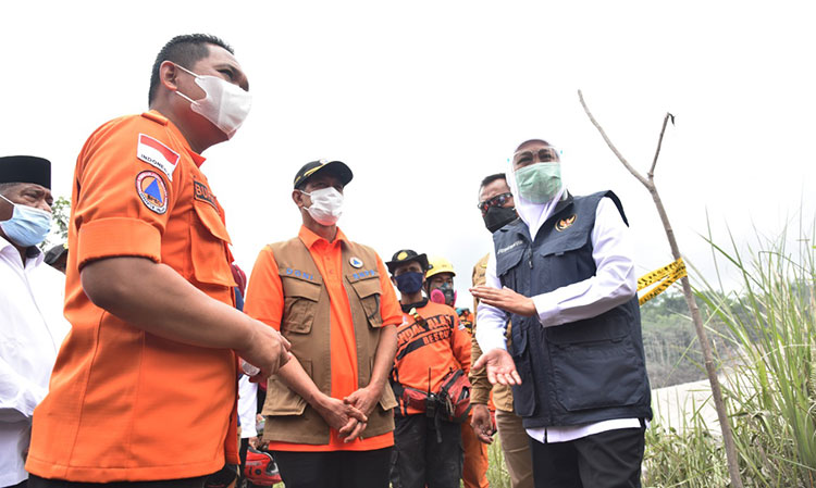 Gubernur Jawa Timur Khofifah Indar Parawansa saat memantau aktivitas Gunung Semeru di Kabupaten Lumajang. (foto: ist)