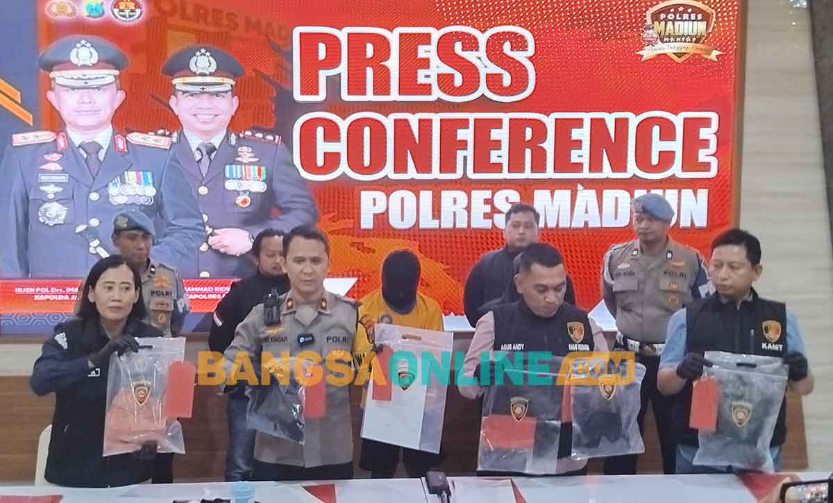 Wakapolres Madiun saat konferensi pers terkait kasus pencabulan. Foto: HENDRO SUHARTONO/BANGSAONLINE