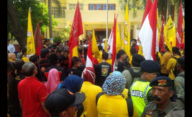 Aktivis yang demo anti PKI. foto: eky nurhadi/ BANGSAONLINE
