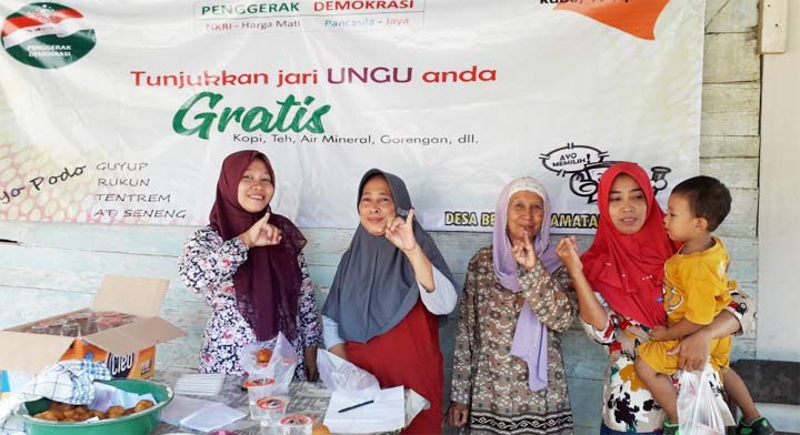 Para kader Nahdlatul Ulama (NU) Cabang Bojonegoro, Jawa Timur, membuka posko warung kopi gratis bagi para pemilih.
