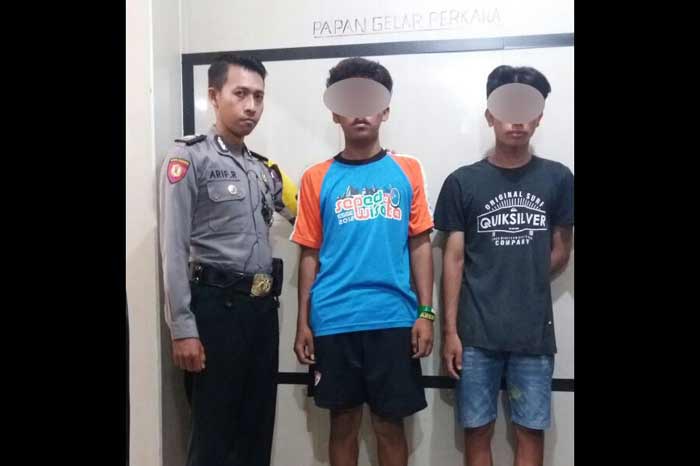 Kedua pelaku saat diamankan petugas. 