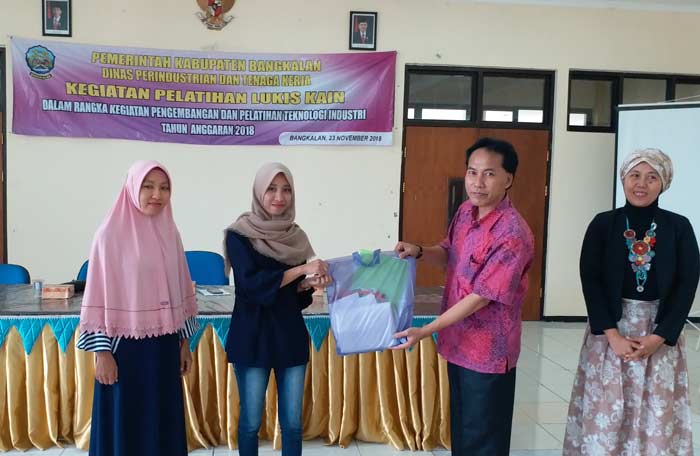 Fraksi PKB Gandeng Disperinaker Bangkalan Gelar Pelatihan Lukis Kain Batik
