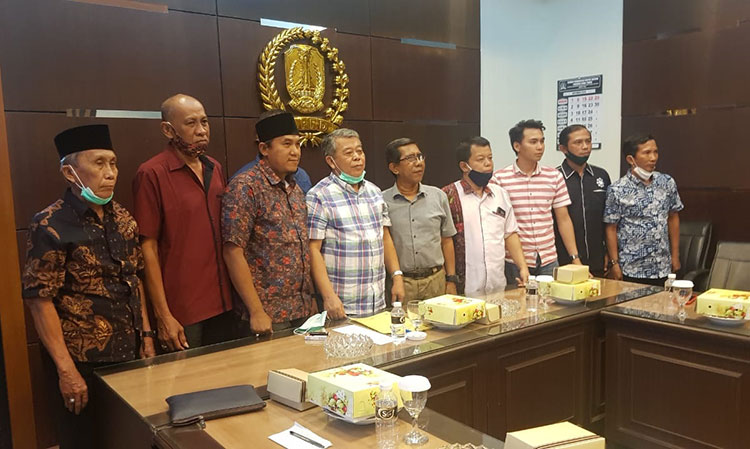 Forum Petani Garam Madura (FPGM) bertemu dengan Ketua DPRD Jawa Timur, Kusnadi. Mereka mengadukan sejumlah masalah yang dihadapi petani garam. (foto: DIDI ROSADI/ BANGSAONLINE)