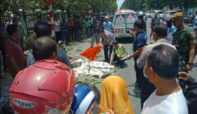 Korban kecelakaan saat dilakukan evakuasi.