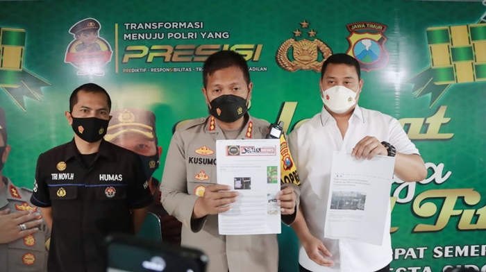 Kapolresta Sidoarjo Kombes Pol Kusumo Wahyu Bintoro saat memberikan keterangan kepada awak media terkait rusaknya baliho Bambang Haryo Soekartono.
