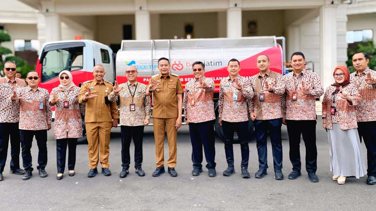 Truk tangki CSR dari Bank Jatim yang diterima Perumda Tugu Tirta Malang.