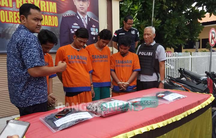 Para tersangka saat diekspos di Mapolresta Sidoarjo. foto: CATUR A/ BANGSAONLINE