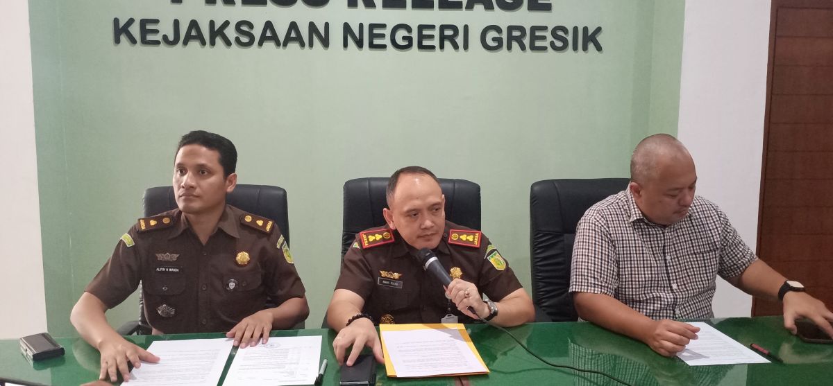  Kajari Gresik Nana Riana (tengah) didampingi Kasi Pidsus Alifin N Wanda dan Plt Kasi Intel Bonar Satria W  saat memberikan keterangan pers. FOTO: SYUHUD/BANGSAONLINE.