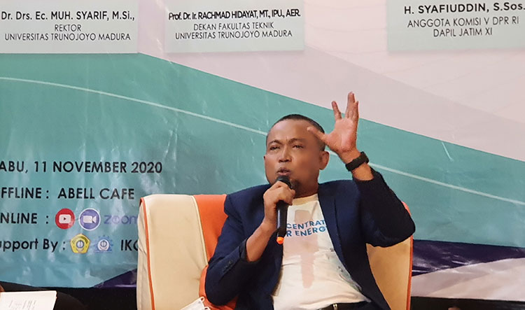 H. Syafiuddin Asmoro, Anggota DPR RI saat menjadi pembicara di Talkshow Tarik Sis (Cerita Menarik Seputar Legislasi) terkait pemuda untuk menyongsong pembangunan Madura di Abell Cafe Telang, Rabu (11/11/2020). (foto: ist)