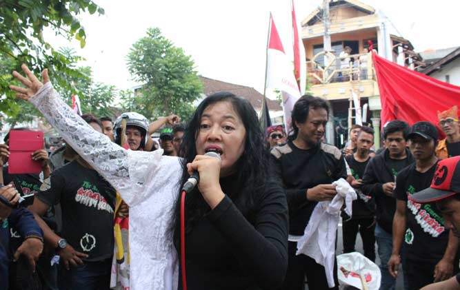 Lisminingsih dan ratusan massa saat berunjuk rasa di depan kantor pengadilan agama Blitar. foto: TRI SUSANTO/ BANGSAONLINE
