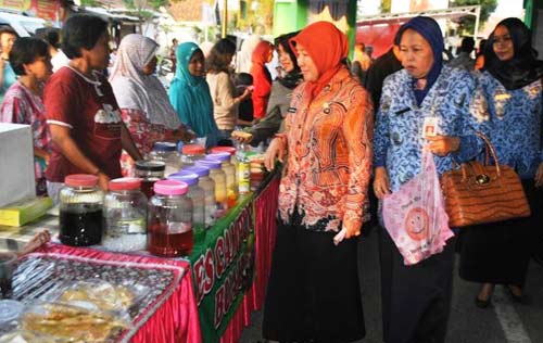 Wali Kota Probolinggo Hj Rukmini SH MSi saat meninjau stan. Foto: andi sirajudin/BANGSAONLINE