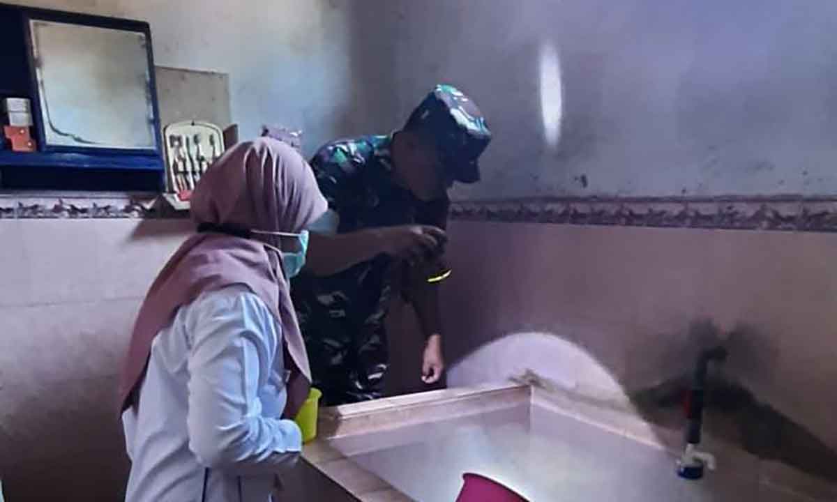 PSN atau pemberantasan sarang nyamuk guna mencegah penyebaran penyakit DBD.