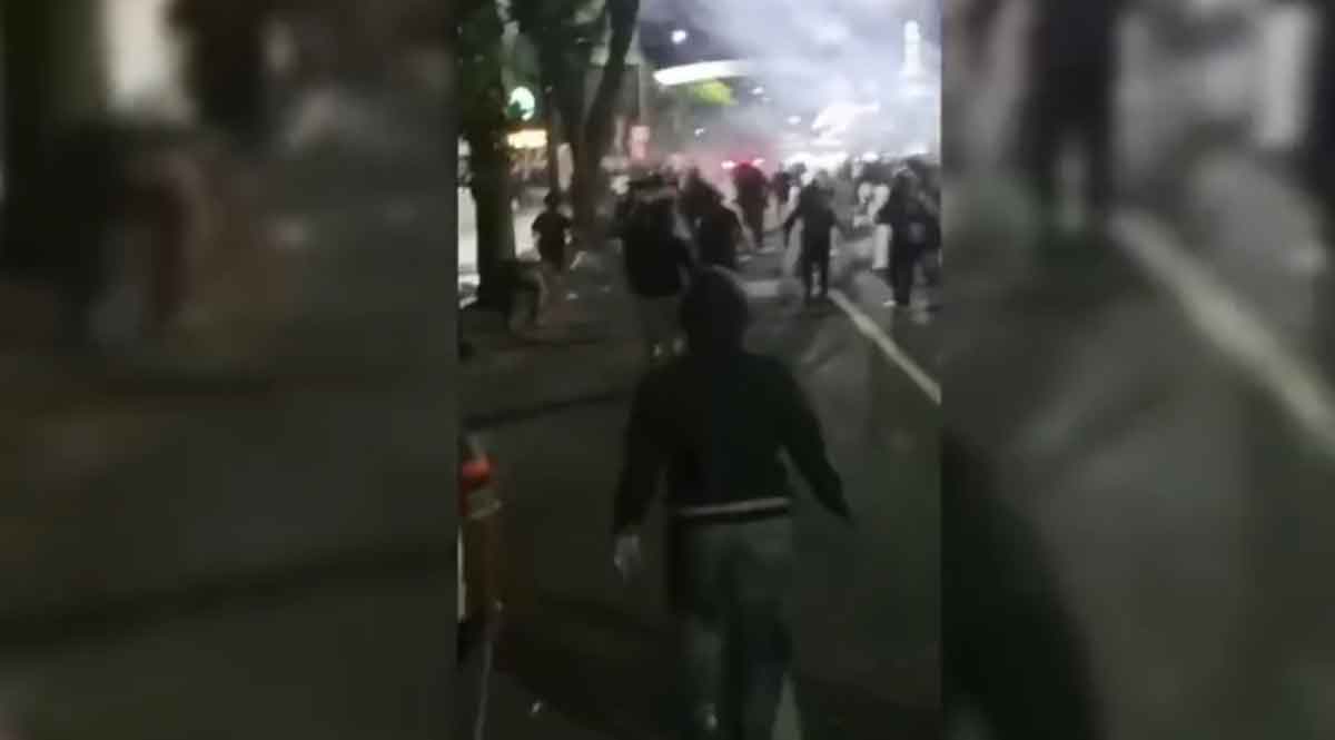 Aksi anarkis yang terjadi di sekitar Mapolres Blitar Kota.