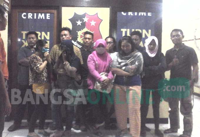 Pasangan yang terjaring razia saat diamankan di Mapolres Ngawi.