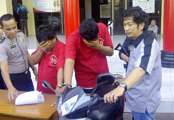 Dua tersangka perampasan, disamping Kasat Reskrim dan barang bukti. Foto: rusmiyanto/BANGSAONLINE