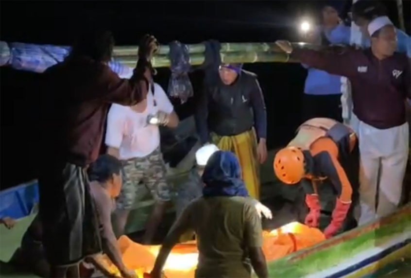 Proses evakuasi korban di Dusun Mangunan, Desa Pademawu Timur, Kecamatan Pademawu, Pamekasan.
