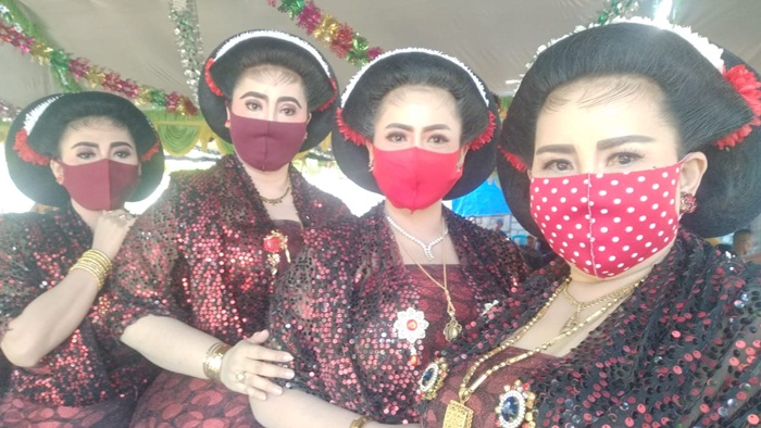Para Penari Tayub tetap menerapkan protokol kesehatan dengan menggunakan masker.