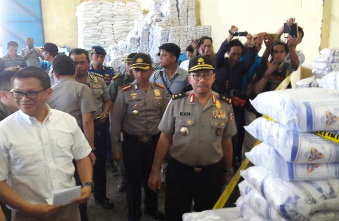 Ketua Satgas Pangan Irjen (Pol) Setyo Wasisto saat memimpin penggerebekan di gudang milik PT. Garam di Jalan Darmo Sugondo Kebomas. foto: SYUHUD/ BANGSAONLINE