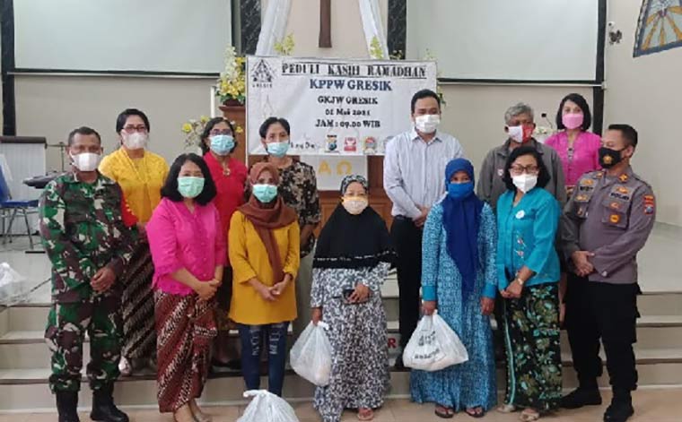 GKJW Gresik ketika memberikan sembako kepada warga kurang beruntung. foto: ist.