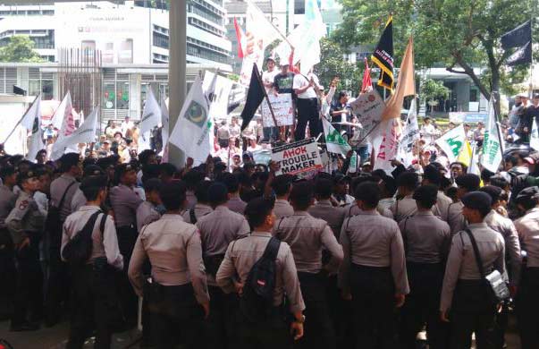 Aliansi Masyarakat Jakarta Utara (AMJU) dan gabungan aliansi lainnya tiba di KPK melakukan unjuk rasa. Mereka mendesak KPK menangkap Ahok, Selasa (3/5). Foto: kompas.com