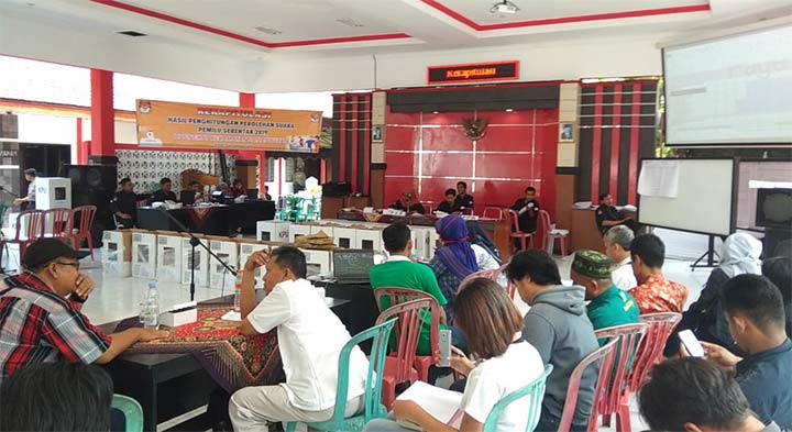 Rekap suara hasil pemilu di Kecamatan Sananwetan, Kota Blitar.