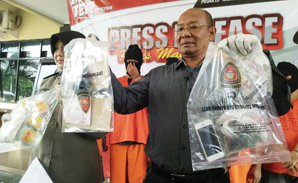 AKP Imam Mustaji, Kasat Reskoba Polres Malang Kota, menunjukkan barang bukti.