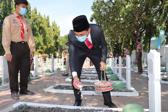 Kapolres Pasuruan Kota saat tabur bunga di Taman Makam Pahlawan (TMP) Kota Pasuruan.