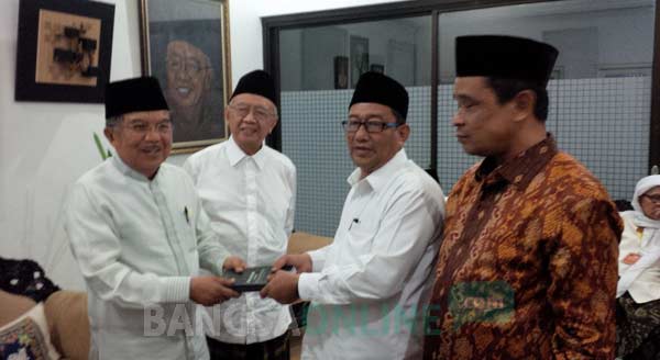 Ketua PWNU Riau, Dr Tarmizi Tohor menyerahkan Buku Putih Tentang Muktamar Hitam kepada Wapres Jusuf Kalla disaksikan Gus Solah di ndalem kasepuhan Pondok Pesantren Tebuireng Jombang. foto: BANGSAONLINE