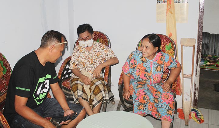 Slamet, penderita kanker mulut didampingi ibunya Sumini, saat menerima kunjungan anggota DPRD Nganjuk, Karyo. foto: BAMBANG/ BANGSAONLINE