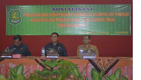 Sebelum dana diserahkan, Dishutbun terlebih dahulu melakukan sosialisasi agar tidak terjadi penyimpangan. (foto: faisal/BANGSAONLINE)