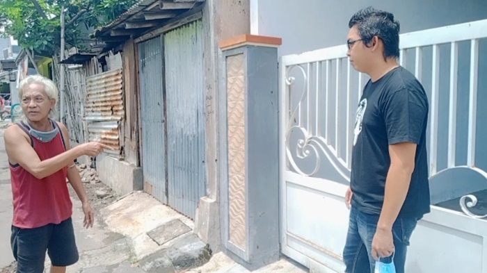 Roy (kanan) sedang mengobrol bersama tetangganya.